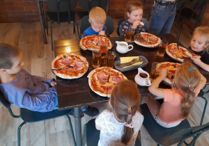 Przedszkolaki podczas degustacji zrobionej przez siebie pizzy.