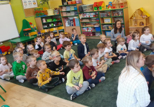 Dzieci śpiewające piosenkę podczas Spotkania z muzyką.