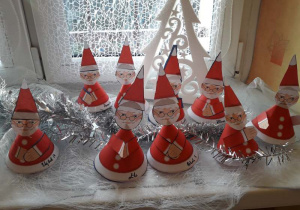 Sylwety Świętego Mikołaja wykonane przez dzieci z grupy 8.