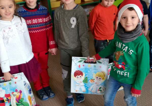 Dzieci z grupy 7 z prezentami od Świętego Mikołaja.