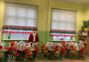 Dzieci z grupy 2 z Świętym Mikołajem.