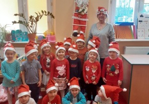 Wspólne zdjęcie z nauczycielką Panią M.Czają w oczekiwaniu na Świętego Mikołaja.