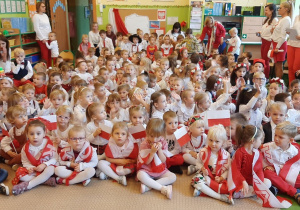 Dzieci podczas uroczystości z okazji Święta Niepodległości