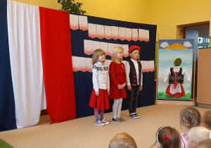 Dzieci podczas występu z okazji Święta Niepodległości
