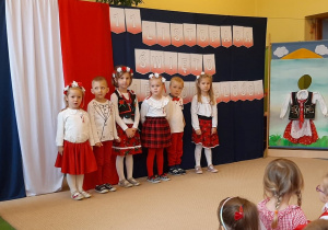 Dzieci podczas występu z okazji Święta Niepodległości