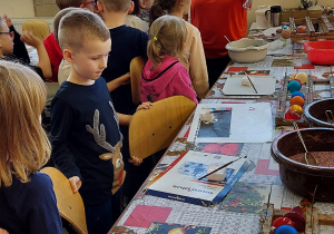 Dzieci podczas zwiedzania Fabryki bombek