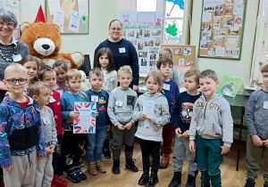 Panie bibliotekarki oraz dzieci z otrzymanym dyplomem i kolorowankami