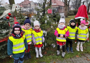 Dzieci z grupy 4 przy udekorowanej choince w Aleksandrowskiej Aleja Bożonarodzeniowa