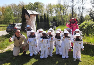 Dzieci z grupy wraz z panią oraz panem pszczelarzem w strojach pszczelarskich