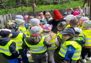 Przedszkolaki słuchają opowieści Skrzatologa w trakcie zwiedzania Doliny Skrzatów