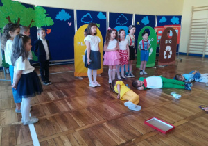 Dzieci ze Szkoły Podstawowej Nr 4 w Aleksandrowie Łódzkim w trakcie przedstawienia