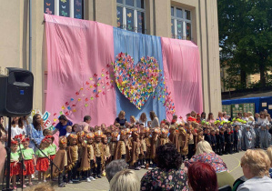 Dzieci wraz z paniami podczas śpiewania Hymnu Przedszkola