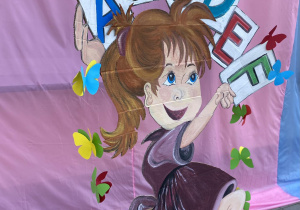 Dziewczynka namalowana na kartonie - dekoracja