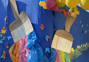 Dekoracja z balonów, kolorowe duże pędze z kartonu oraz kolorowe farby z folii