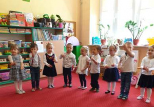 Dzieci z grupy 1 recytują wiersz ,,Mam trzy latka".