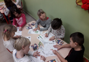 Dzieci z grupy 4 kolorują obrazek.