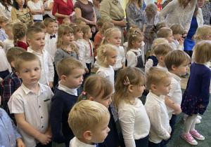 Przedszkolaki, ubrane w stroje galowe oraz pracownicy przedszkola oglądają prezentowany program artystyczny