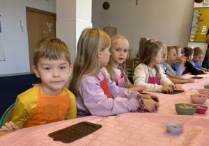 Dzieci z grupy 6 przygotowują się do robienia czekolady.