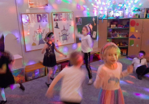 Dzieci tańczą na sali