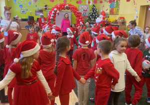 Dzieci tańczą podczas Balu Mikołajkowego