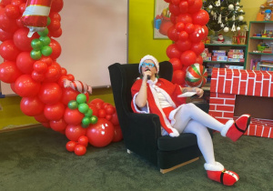 Pani Śnieżynka siedzi w fotelu wypatrując Świętego Mikołaja