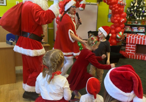Święty Mikołaj przyszedł do dzieci z workiem