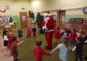 Mikołaj podczas zabawy z dziećmi z grupy 2