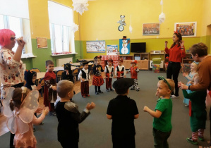 Zdjęcie dzieci z grupy 3 podczas tańca do utworu ,,Kaczuszki".