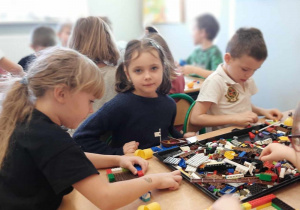 Dzieci z grupy 1 budują z klocków LEGO