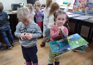 Dzieci oglądają książki dla dzieci w bibliotece