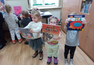 Dzieci pokazują książki
