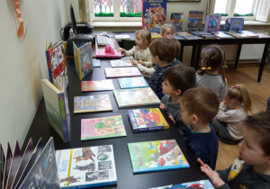 Dzieci oglądają wystawę książek