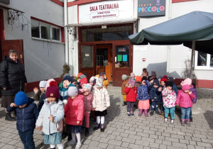 Przedszkolaki przed Teatrem Piccolo w Łodzi