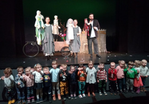 Dzieci z grupy 2 przed sceną teatru Piccolo