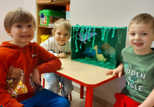 Dzieci prezentują swoje wykonane prace przestrzenne
