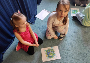 Dziewczynki układają puzzle: Ziemię