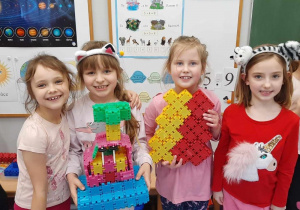 Dziewczynki prezentują swoje kosmiczne budowle z klocków