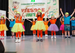 Dzieci podczas tańca na scenie Młodzieżowego Domu Kultury