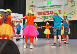 Dzieci tańczą w kole podczas Festiwalu