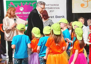 Dzieci odbierają dyplom oraz nagrody od Burmistrza Aleksandrowa Łódzkiego pana Jacka Lipińskiego