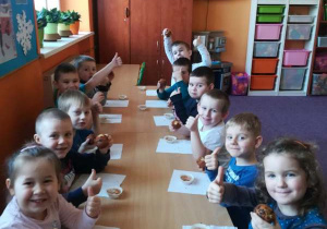 Dzieci z grupy 9 degustują babeczki.