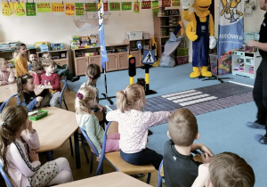 Omówienie przestrzegania zasad bezpieczeństwa na drodze.