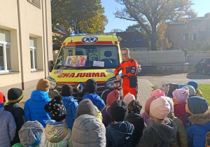 Ratownik medyczny znajdujący się obok ambulansu.