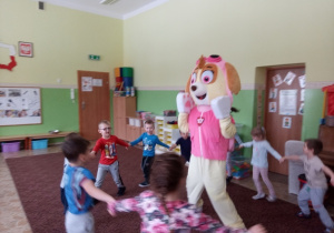 Taniec dzieci z grupy 2 z Psem Skayem.