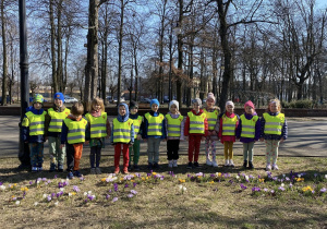 Zdjęcie grupowe w parku w pobliżu kwitnących krokusów