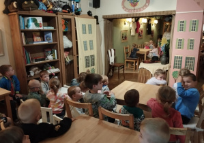Dzieci siedzące na krzesełkach w teatrze