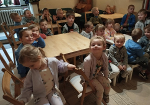 Dzieci siedzące na krzesełkach w teatrze