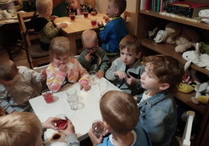 Dzieci jedzące ciastka w teatrze