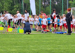 Rywalizacja sportowa dzieci na boisku