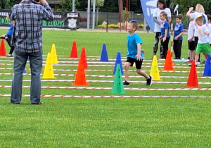 Rywalizacja sportowa dzieci na boisku